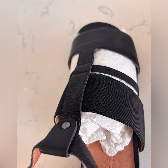 Gentle Souls Kenneth Cole Black Leather Sandals - Picture 7 of 9